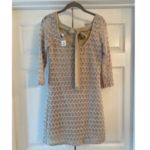 Fitted taupe dress with bow on the back